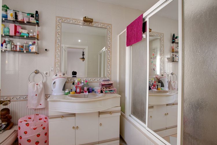 House | Resale in Estepona in Estepona, Costa del Sol - Photo 4