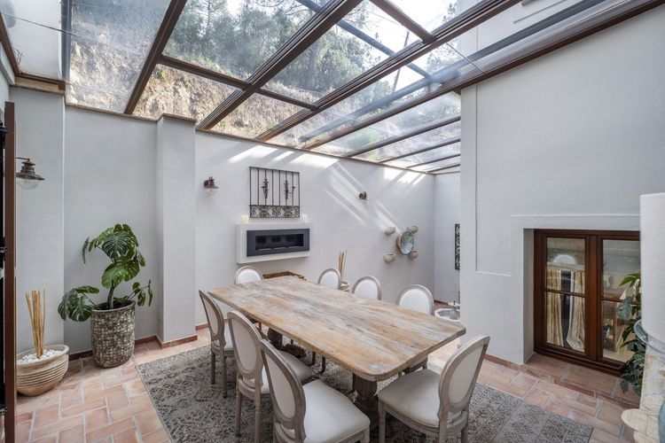 House | Resale in El Madroñal in El Madroñal, Costa del Sol - Photo 2