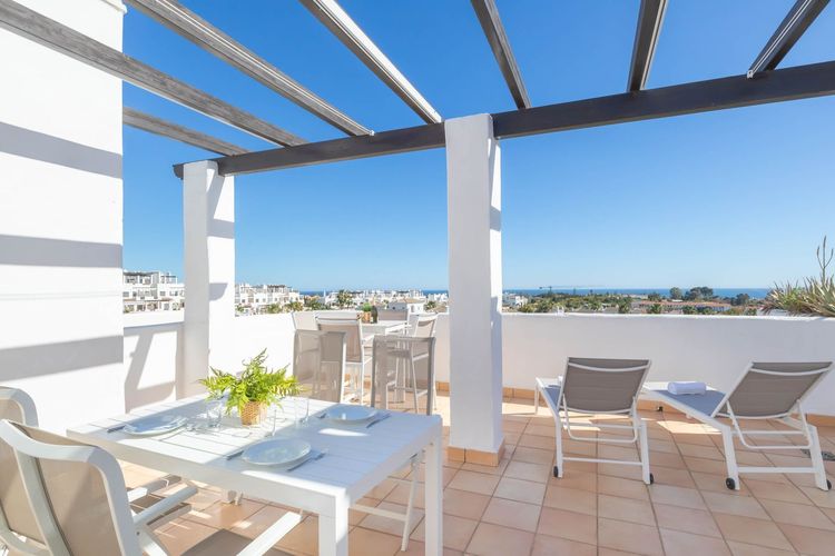 Apartment | Resale in Estepona in Estepona, Costa del Sol - Photo 2