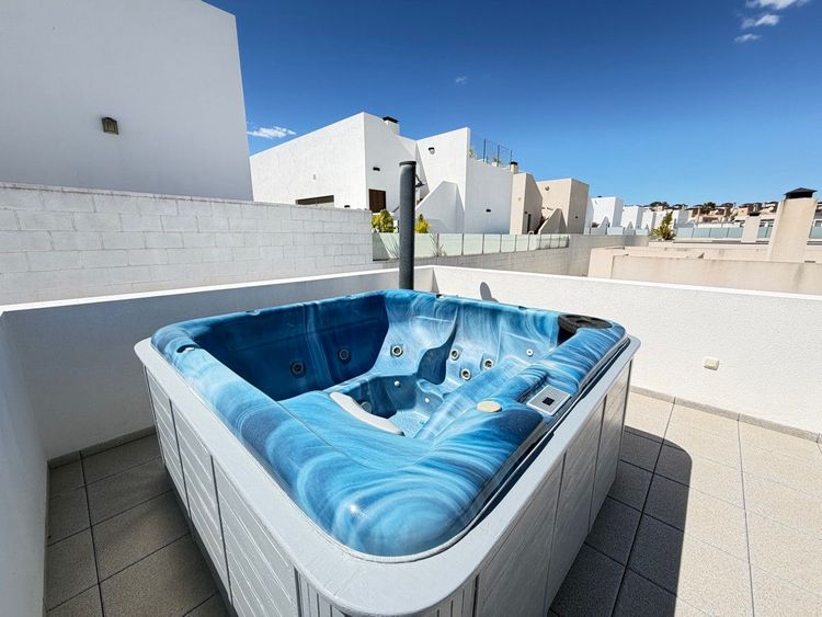 House | Resale in Villamartin in Villamartin, Orihuela Costa, Costa Blanca - Photo 4