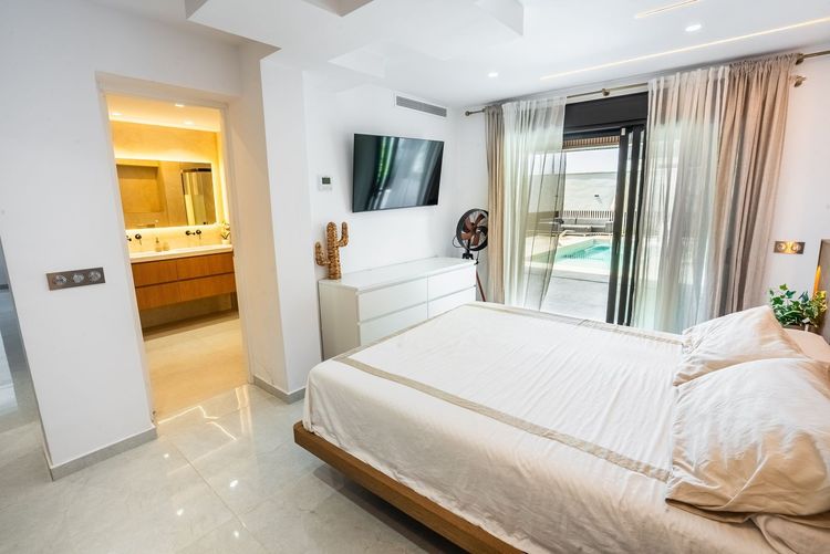 House | Resale in Estepona in Estepona, Costa del Sol - Photo 2