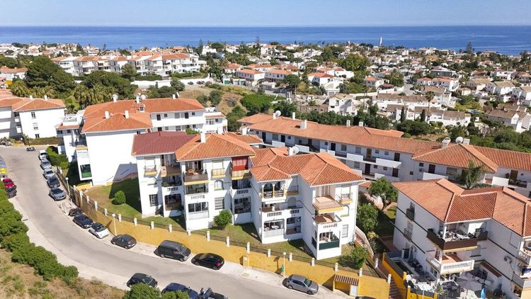 Apartment | Resale in El Faro in El Faro, Costa del Sol - Photo 3