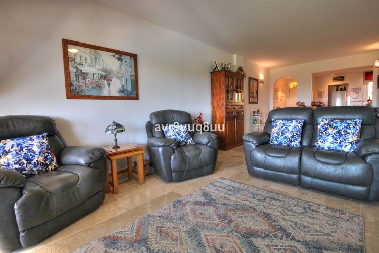 Apartment | Resale in El Faro in El Faro, Costa del Sol - Photo 4