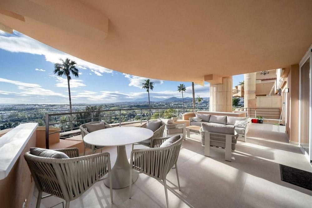 Apartment | Resale in Nueva Andalucía in Nueva Andalucía Others, Costa del Sol - Main property photo