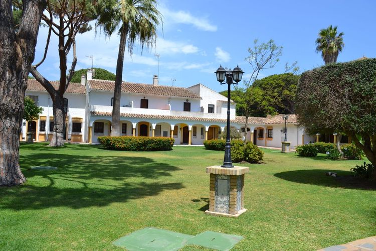 House | Resale in Elviria in Elviria, Costa del Sol - Photo 2