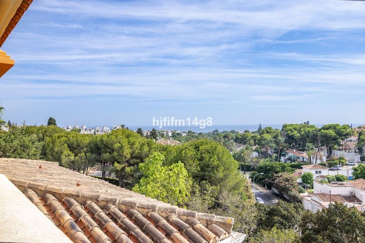 Penthouse | Resale in Nueva Andalucía in Nueva Andalucía, Costa del Sol - Photo 2
