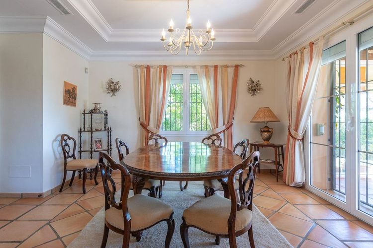 House | Resale in Elviria in Elviria, Costa del Sol - Photo 5