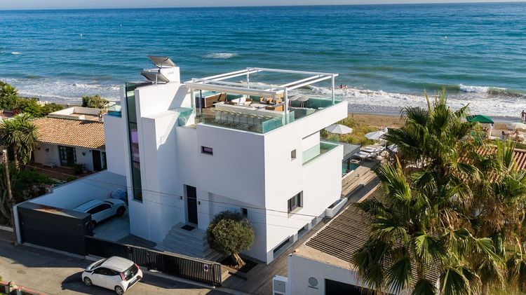 House | Resale in Costabella in Costabella, Costa del Sol - Photo 2