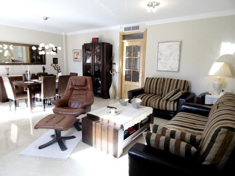 House | Resale in Los Pacos in Los Pacos, Costa del Sol - Photo 4