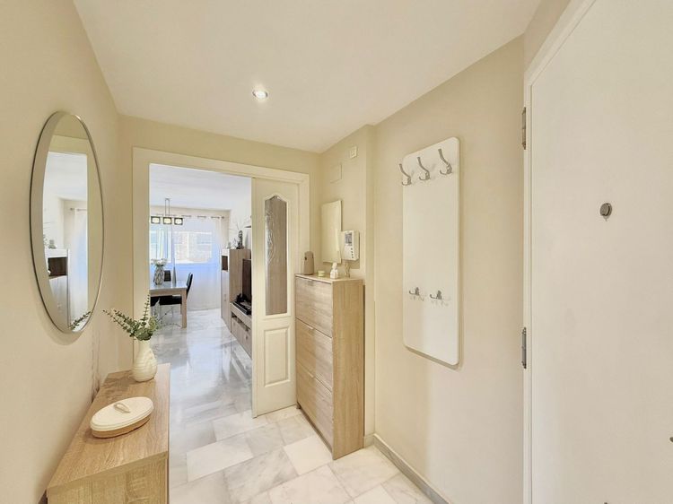 Apartment | Resale in Las Lagunas in Las Lagunas, Costa del Sol - Photo 2