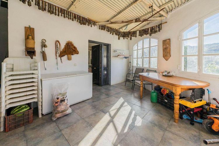 House | Resale in Tolox in Tolox, Costa del Sol - Photo 3