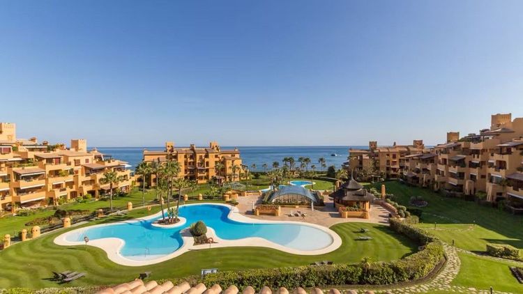 Apartment | Resale in Estepona in Estepona, Costa del Sol - Photo 4