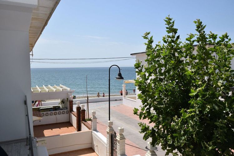 House | Resale in La Cala de Mijas in La Cala de Mijas, Costa del Sol - Photo 2