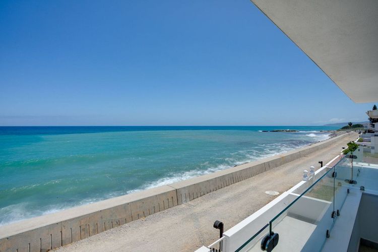 House | Resale in Estepona in Estepona, Costa del Sol - Photo 5