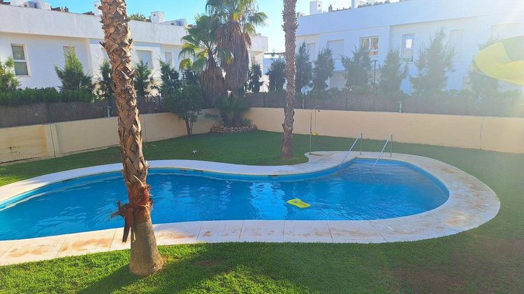 House | Resale in Calahonda in Calahonda, Costa del Sol - Photo 2