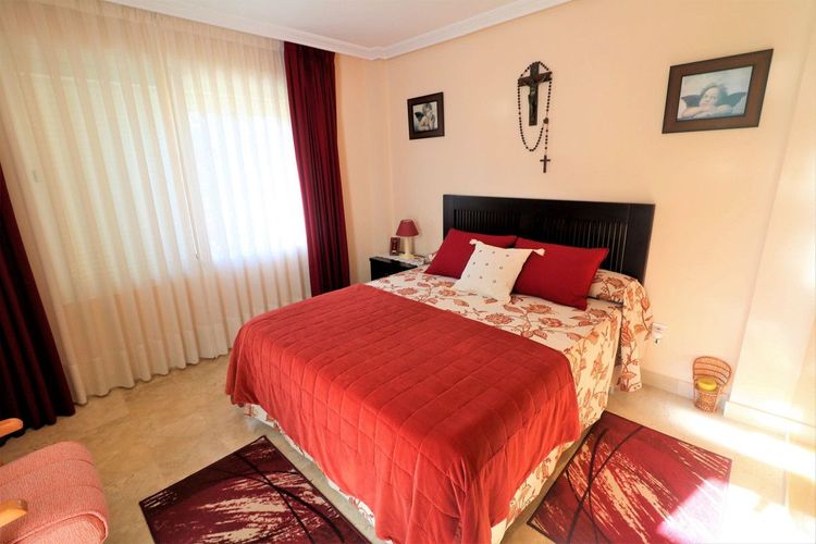 House | Resale in Estepona in Estepona, Costa del Sol - Photo 5