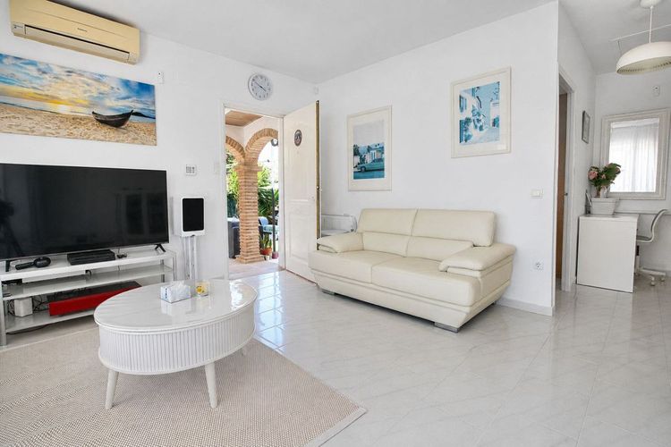 House | Resale in El Faro in El Faro, Costa del Sol - Photo 3