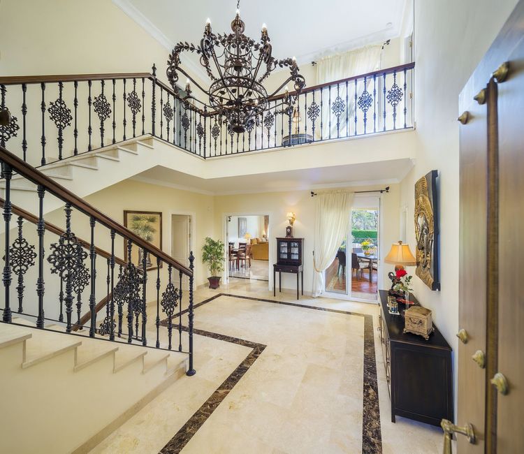 House | Resale in Elviria in Elviria, Costa del Sol - Photo 2