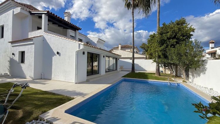 House | Resale in Nueva Andalucía in Nueva Andalucía Others, Costa del Sol - Photo 2