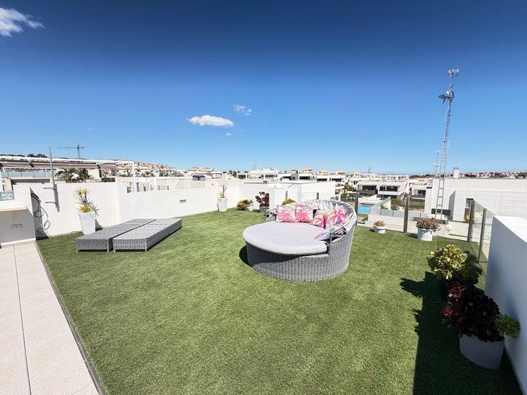 House | Resale in Villamartin in Villamartin, Orihuela Costa, Costa Blanca - Photo 3