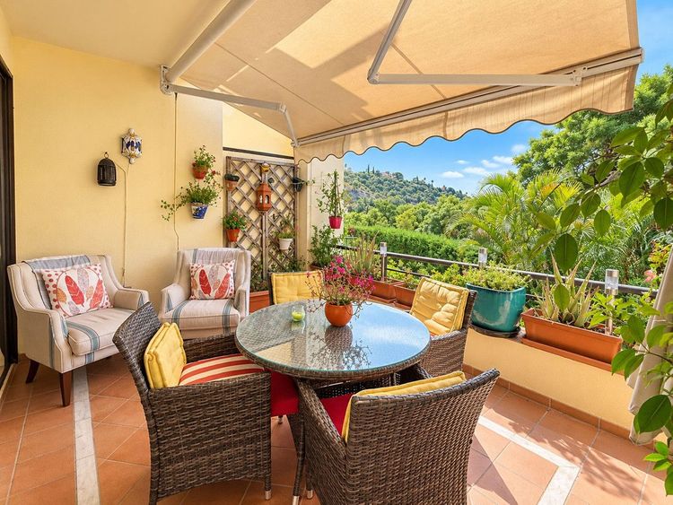 Apartment | Resale in Los Arqueros in Los Arqueros, Costa del Sol - Photo 2