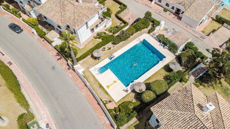 House | Resale in La Duquesa in La Duquesa, Costa del Sol - Photo 3