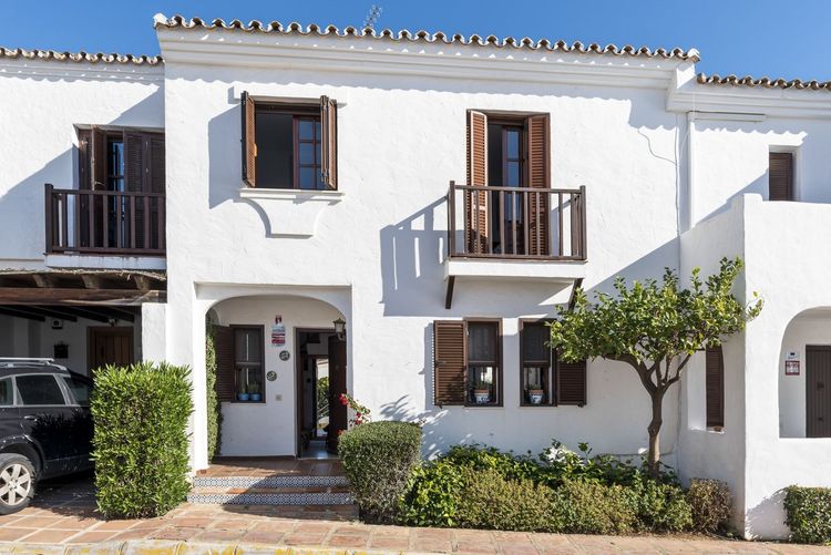 House | Resale in Estepona in Estepona, Costa del Sol - Photo 2