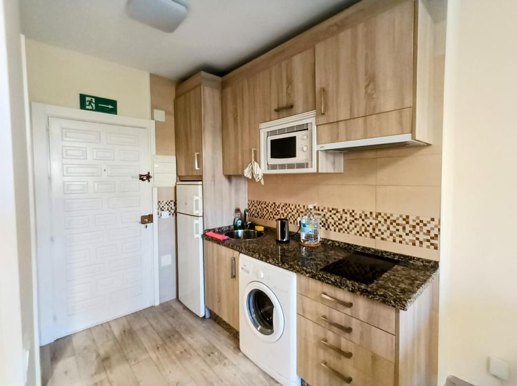 Apartment | Resale in Benalmadena Costa in Benalmadena Costa, Costa del Sol - Photo 2