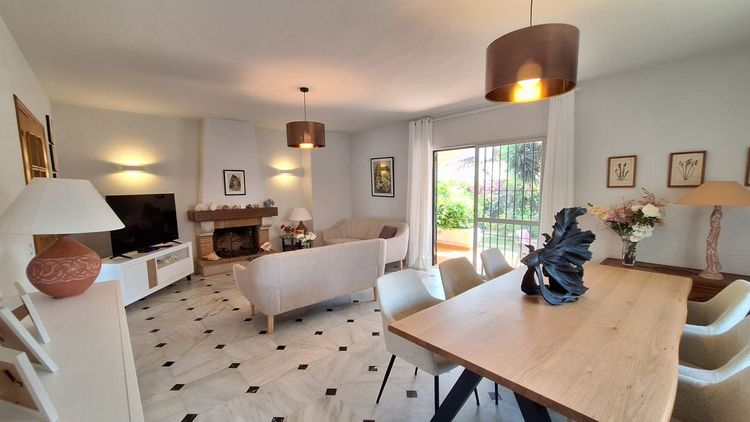 House | Resale in Estepona in Estepona, Costa del Sol - Photo 3