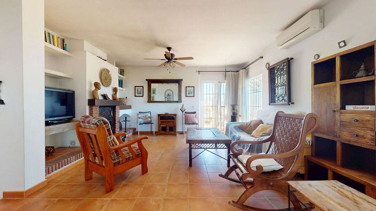 House | Resale in Valtocado in Valtocado, Costa del Sol - Photo 5