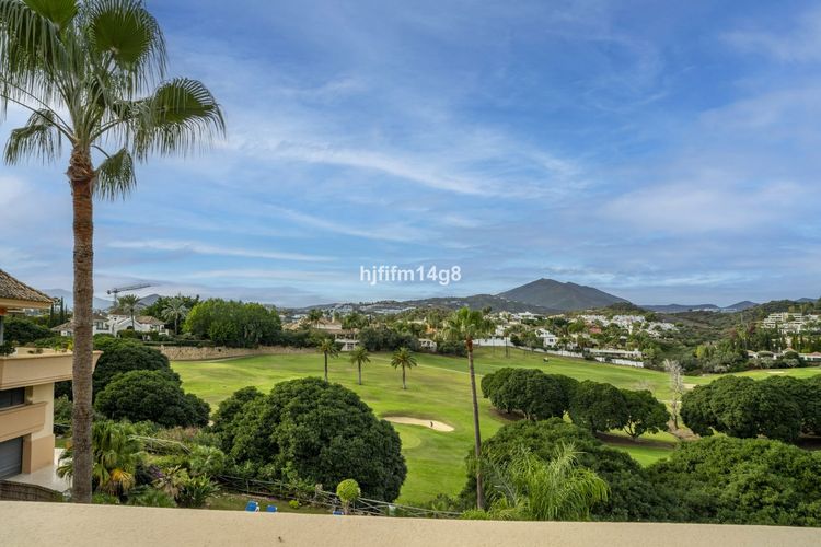 Penthouse | Resale in Nueva Andalucía - Development photo 1