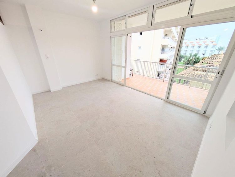 Apartment | Resale in La Carihuela in La Carihuela, Costa del Sol - Photo 2