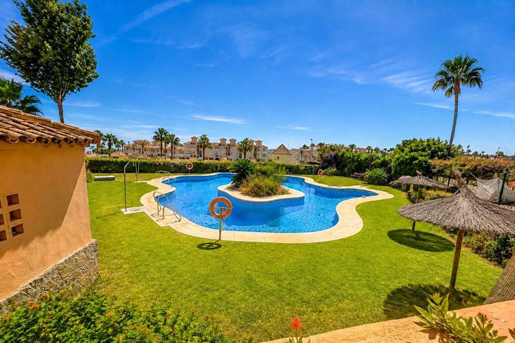 House | Resale in Estepona in Estepona, Costa del Sol - Photo 2