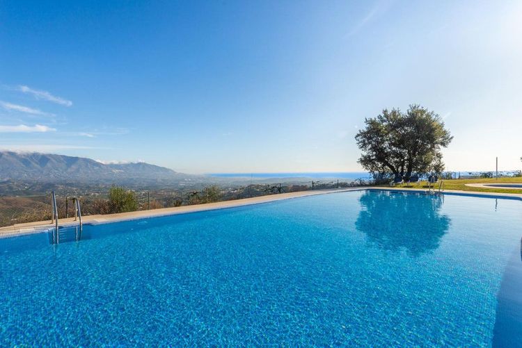 House | Resale in La Mairena in La Mairena, Costa del Sol - Photo 4
