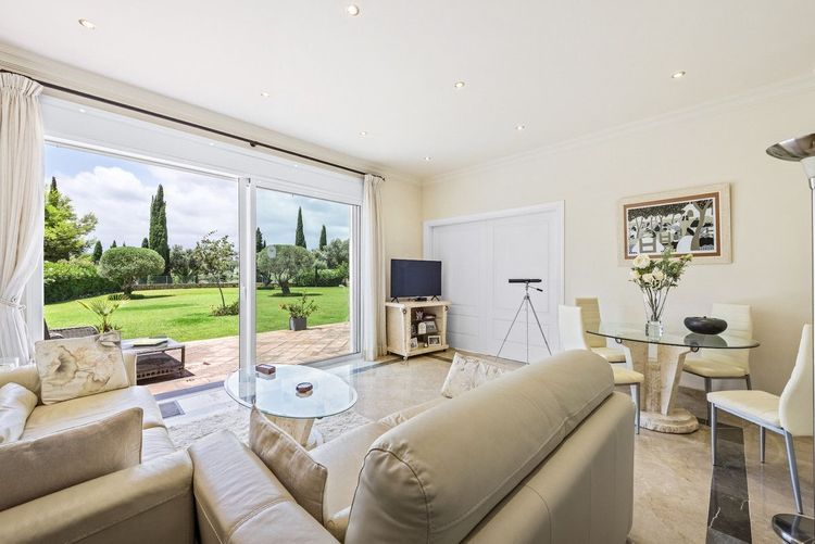 Apartment | Resale in Los Flamingos in Los Flamingos, Costa del Sol - Photo 2