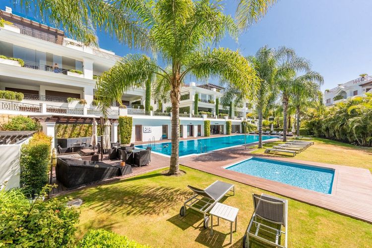 Apartment | Resale in Estepona in Estepona, Costa del Sol - Photo 2