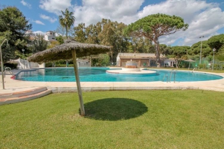House | Resale in Elviria in Elviria, Costa del Sol - Photo 2