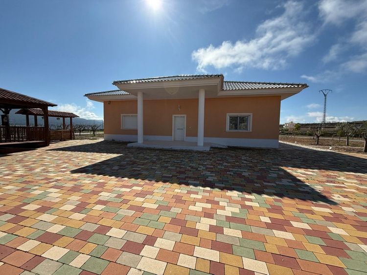 House | Resale in Pinoso in Costa Blanca - Photo 2