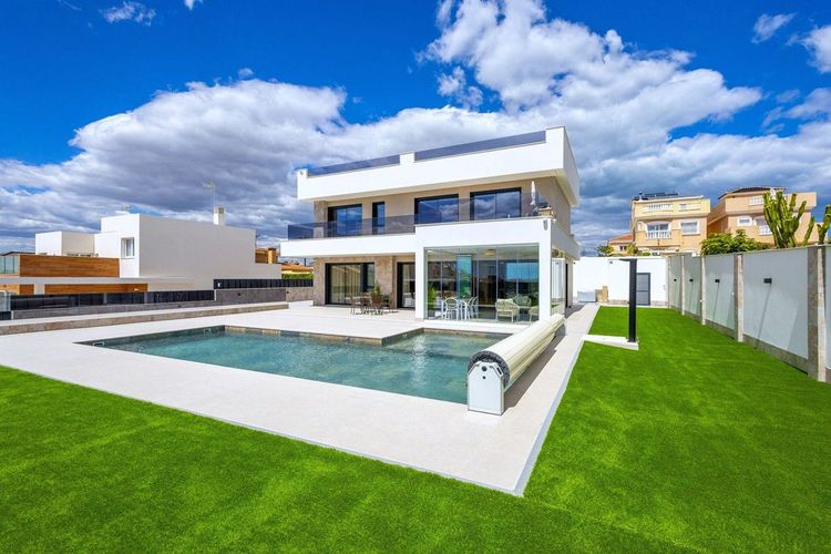 House | Resale in Torrevieja in Torrevieja, Costa Blanca - Photo 2