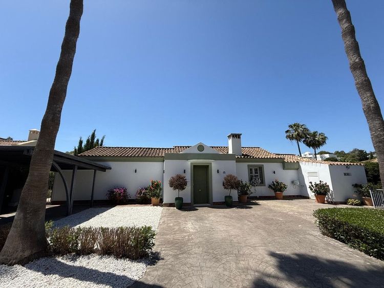 House | Resale in Sotogrande Alto in Sotogrande Alto, Costa del Sol - Photo 2