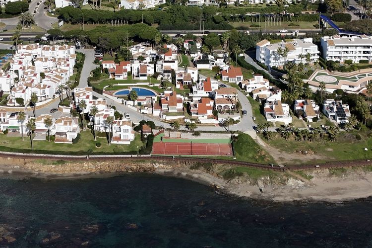 House | Resale in Miraflores in Miraflores, Costa del Sol - Photo 2