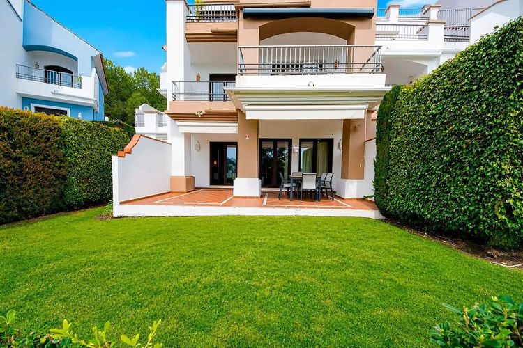 Apartment | Resale in Los Arqueros in Los Arqueros, Costa del Sol - Photo 2