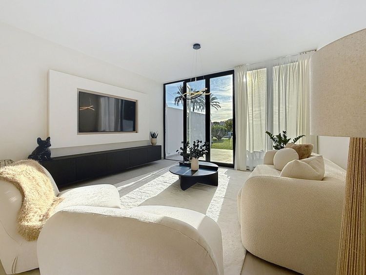 House | Resale in Nueva Andalucía in Nueva Andalucía Others, Costa del Sol - Photo 3