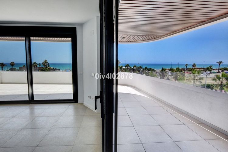 Apartment | Resale in Los Alamos in Los Alamos, Playamar, Costa del Sol - Photo 4