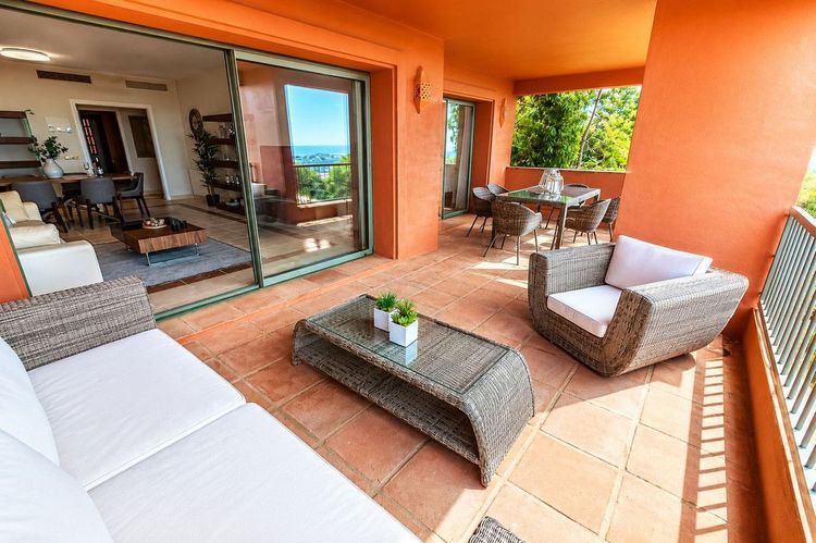 Apartment | Resale in Los Flamingos in Los Flamingos, Costa del Sol - Photo 4