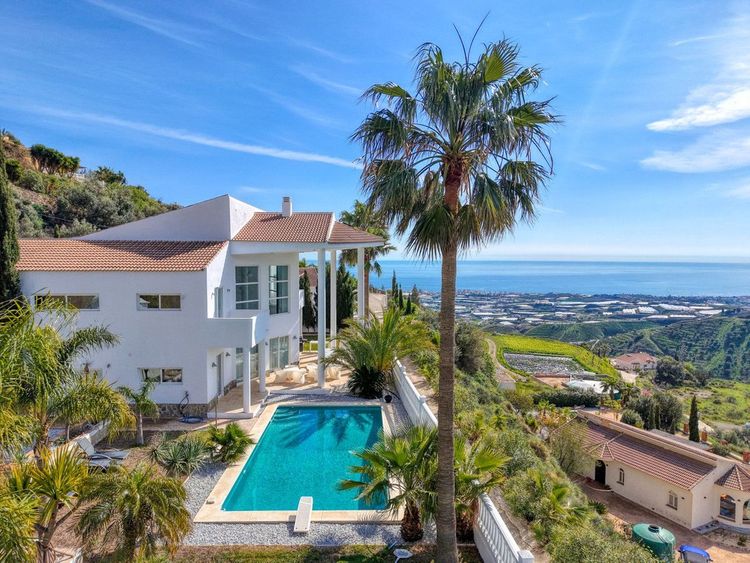 House | Resale in Algarrobo in Algarrobo, Costa del Sol - Photo 3