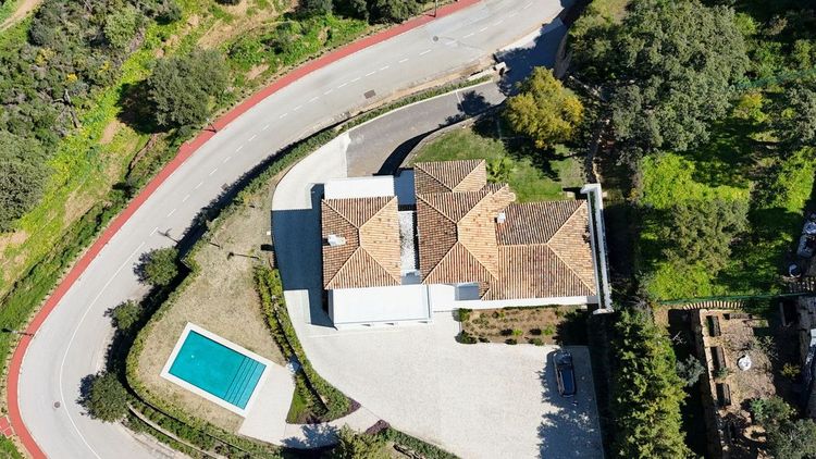 House | Resale in La Mairena in La Mairena, Costa del Sol - Photo 2