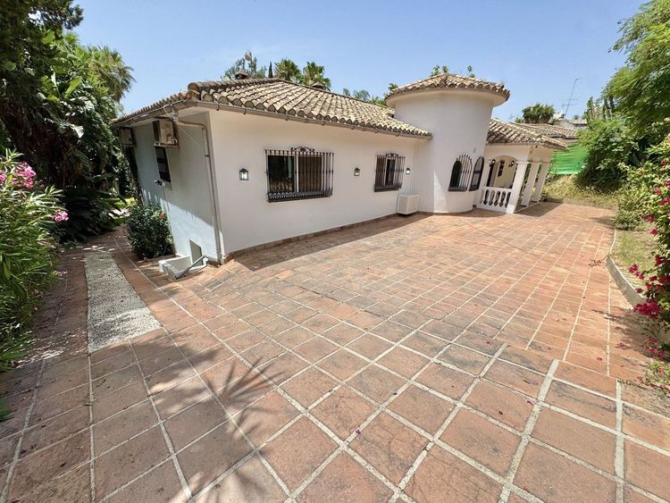 House | Resale in Sierrezuela in Sierrezuela, Costa del Sol - Photo 5