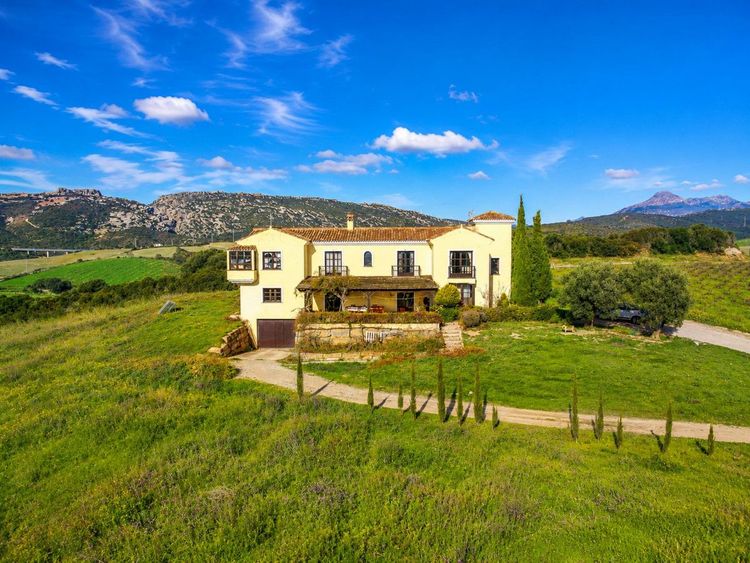 House | Resale in Casares in Casares Others, Costa del Sol - Photo 2