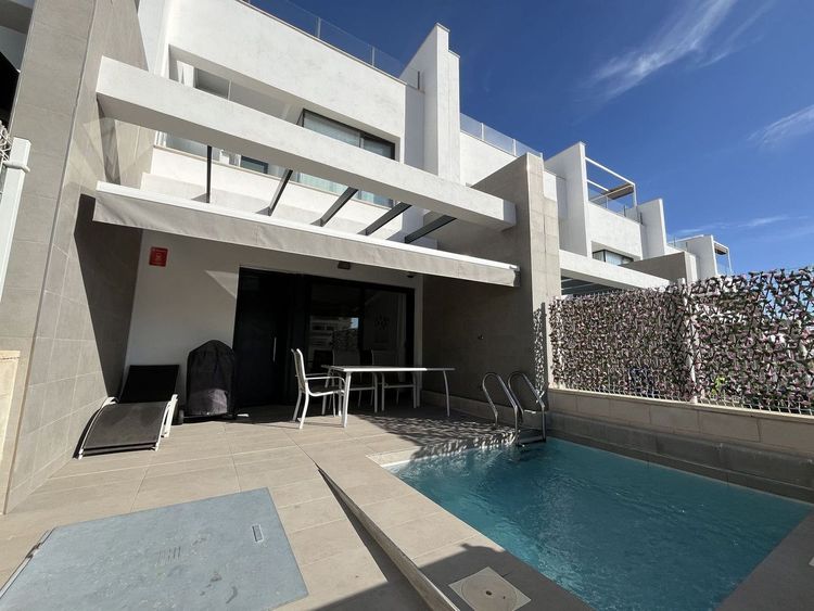 House | Resale in Villamartin in Villamartin, Costa Blanca - Photo 2
